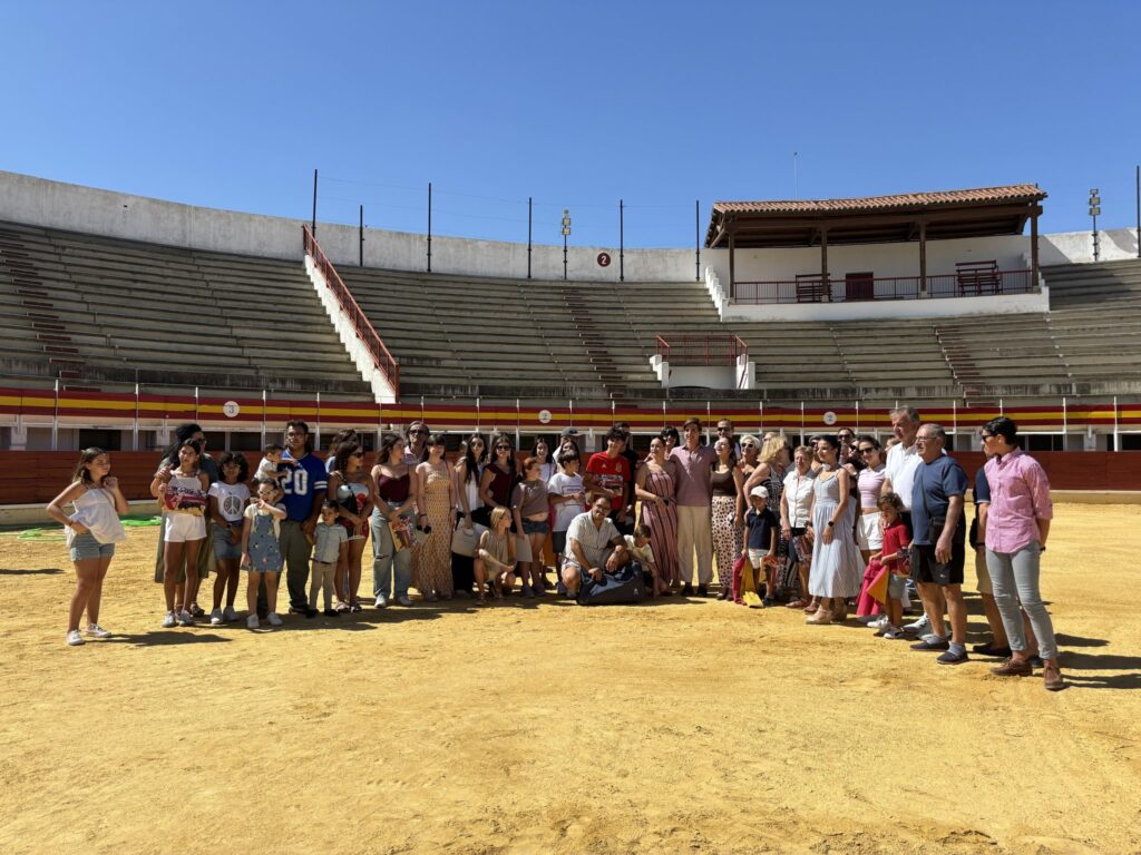 Julio Norte con los aficionados en la plaza de toros de Medina del Campo