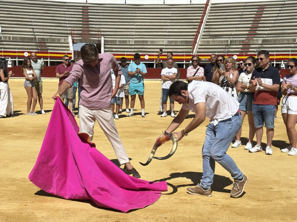 Julio Norte con los aficionados en la plaza de toros de Medina del Campo