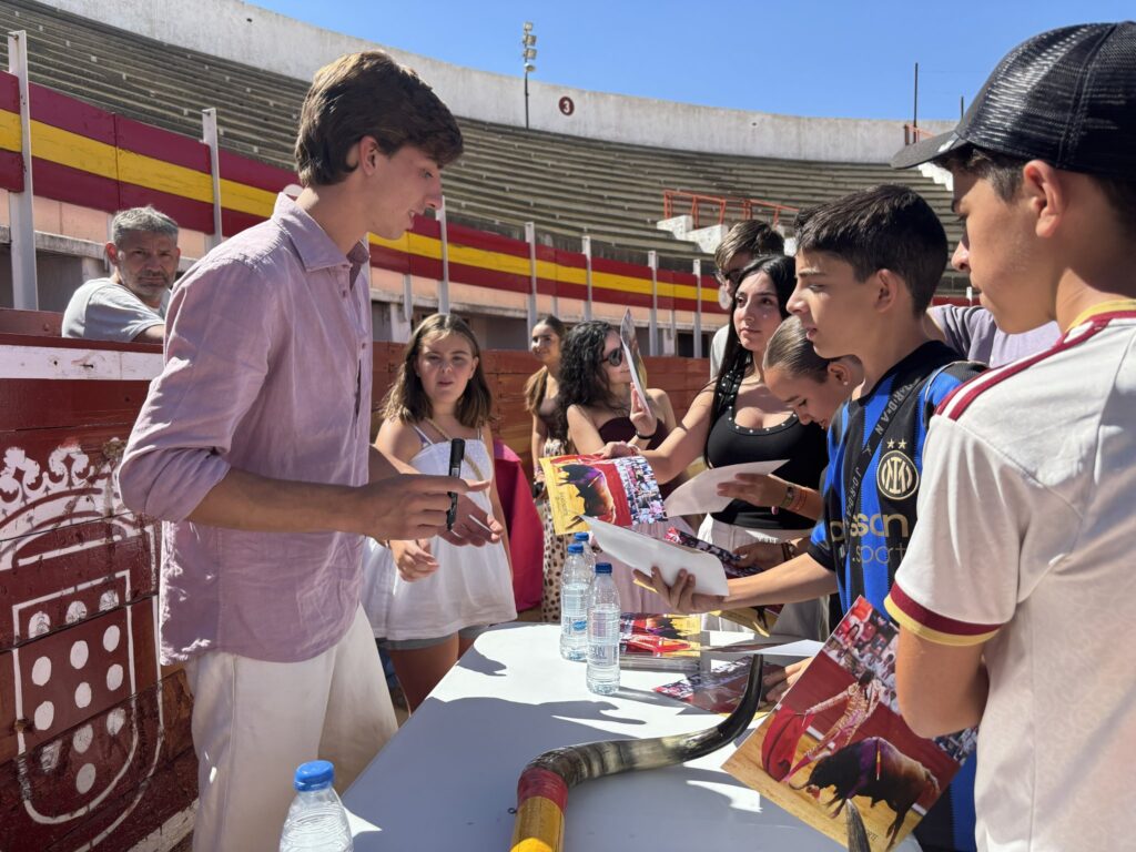 Julio Norte con los aficionados en la plaza de toros de Medina del Campo