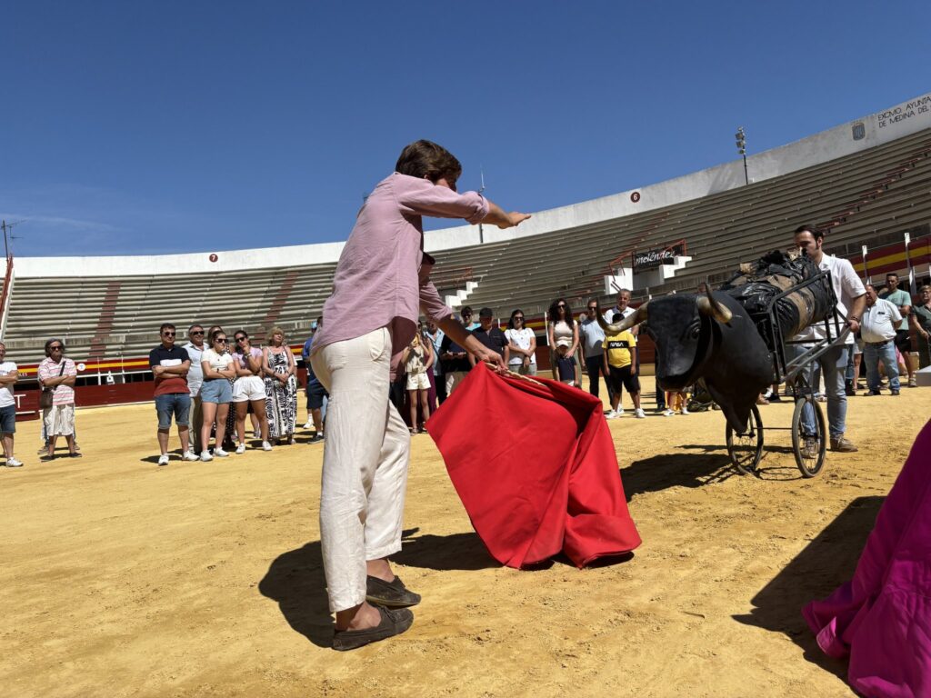 Julio Norte con los aficionados en la plaza de toros de Medina del Campo