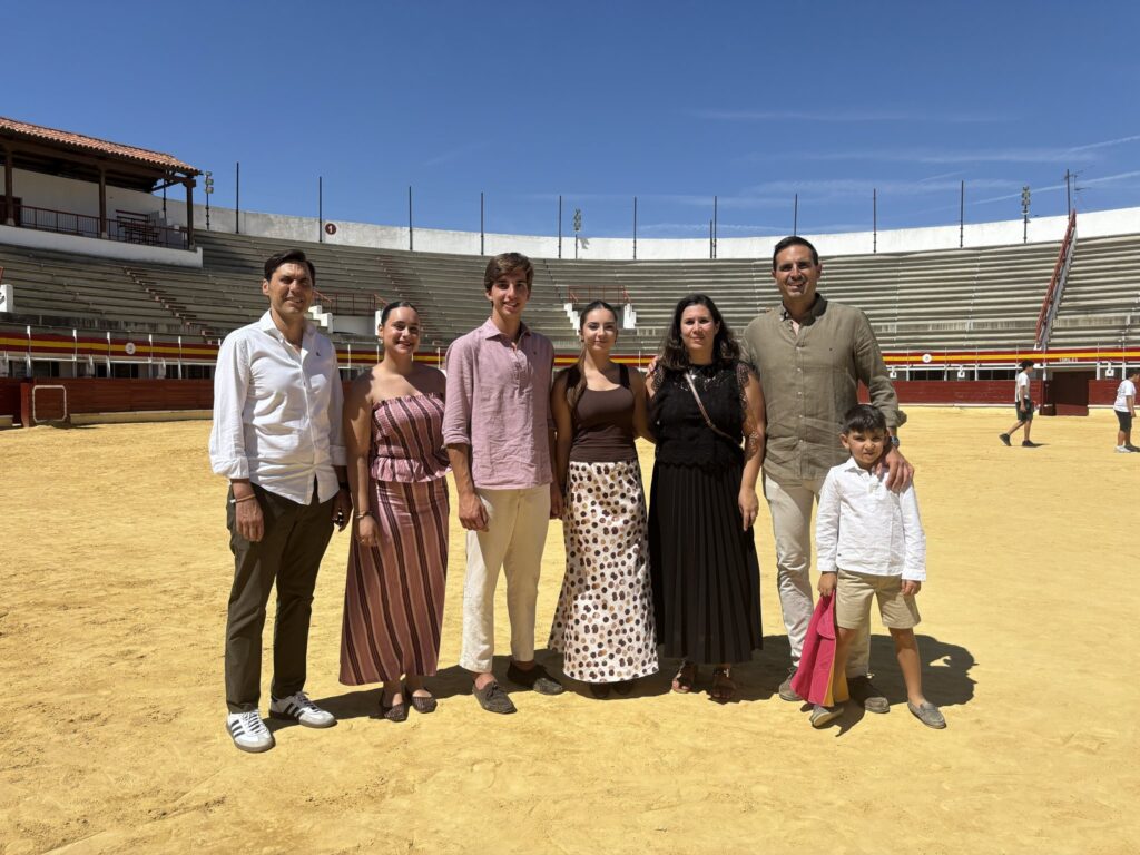 Julio Norte con los aficionados en la plaza de toros de Medina del Campo
